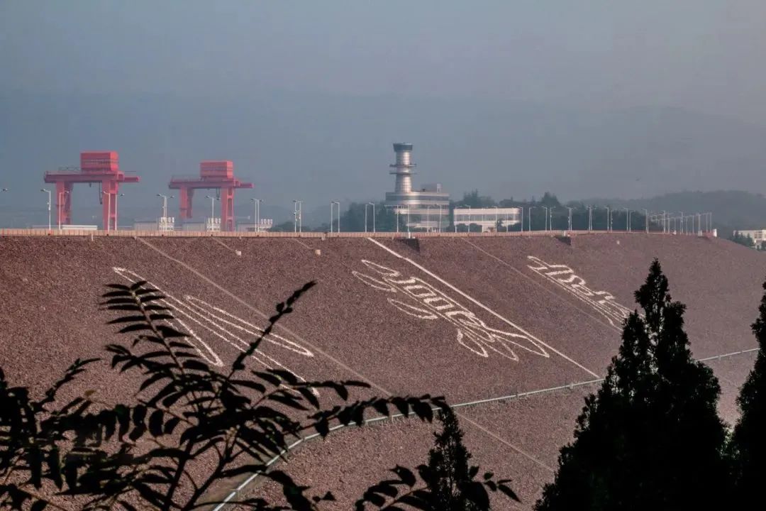 土石坝与重力坝拱坝作比较,混凝土坝土石坝重力坝区别