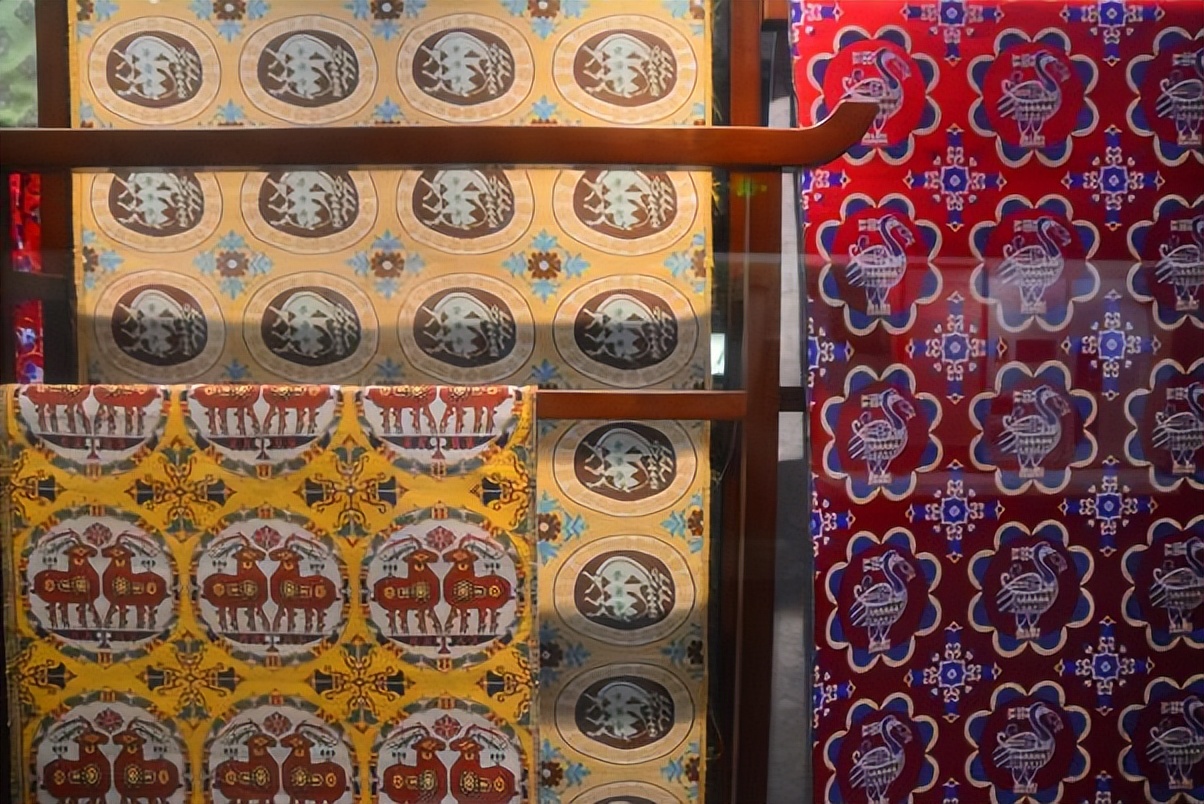 为三千年成都，锦上再添锦