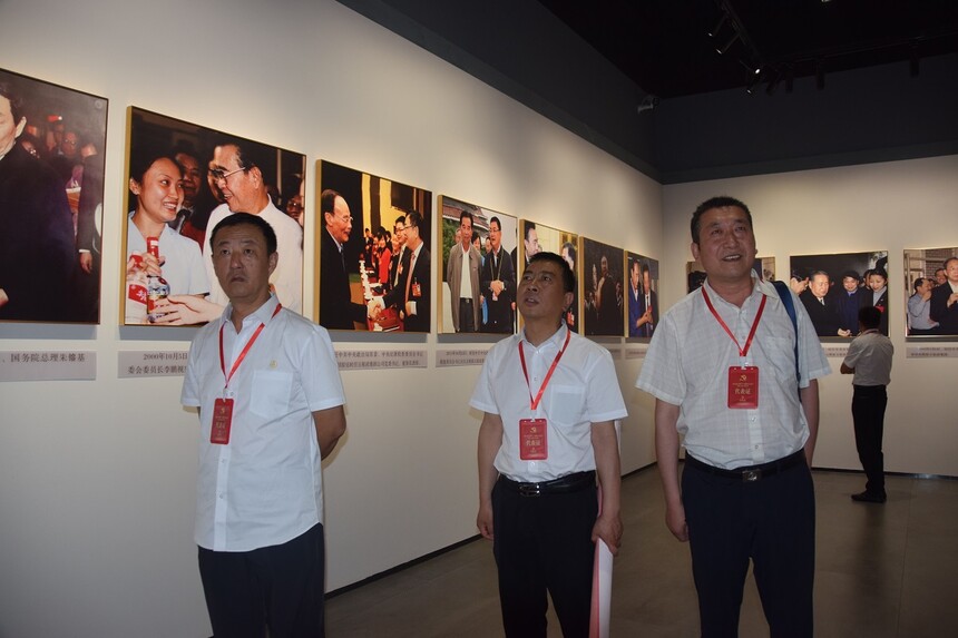 五粮春陕甘宁蒙西营销大区经销商赴五粮液开展*党**建主题活动