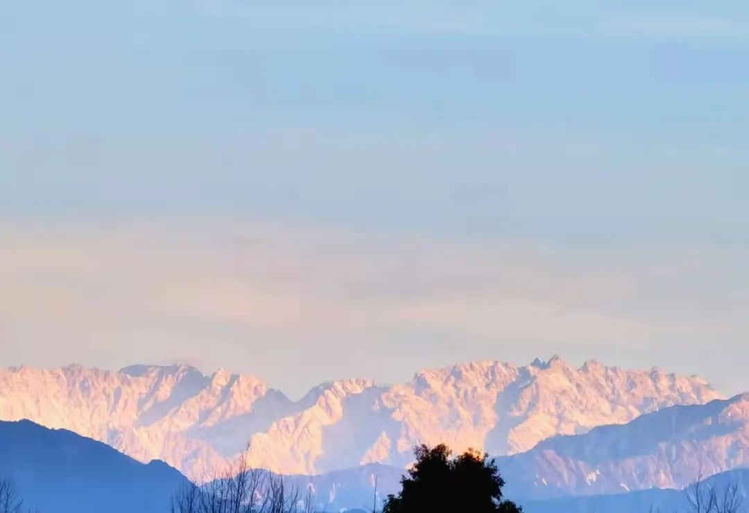 晴空雪山,雨过天晴的都江堰又见雪山