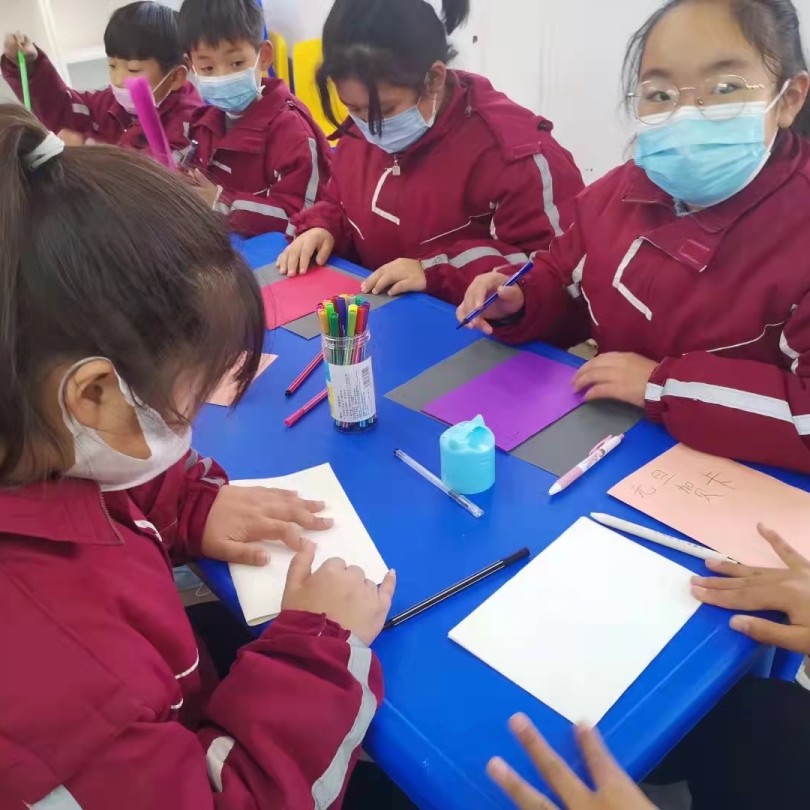 ——新乡市牧恩社工组织社区儿童制作贺卡活动篇