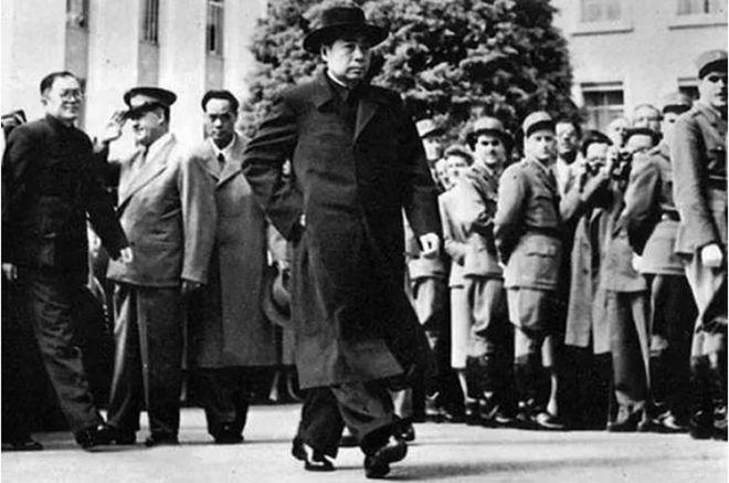 1956年周恩来访问巴基斯坦，参观工厂时怒斥厂长：这是不把人当人