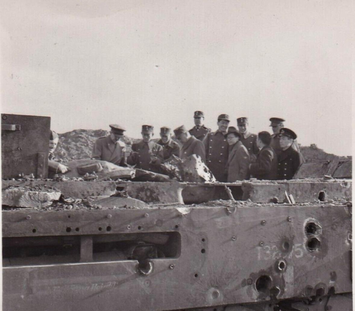 高清老照片:旗人格格大腿岔开豪放洗衣,地主三妻四妾不输女明星