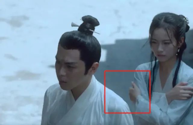 洒枸杞假装喷血、演尸体玩手机，这些穿帮镜头好敷衍，个个离谱