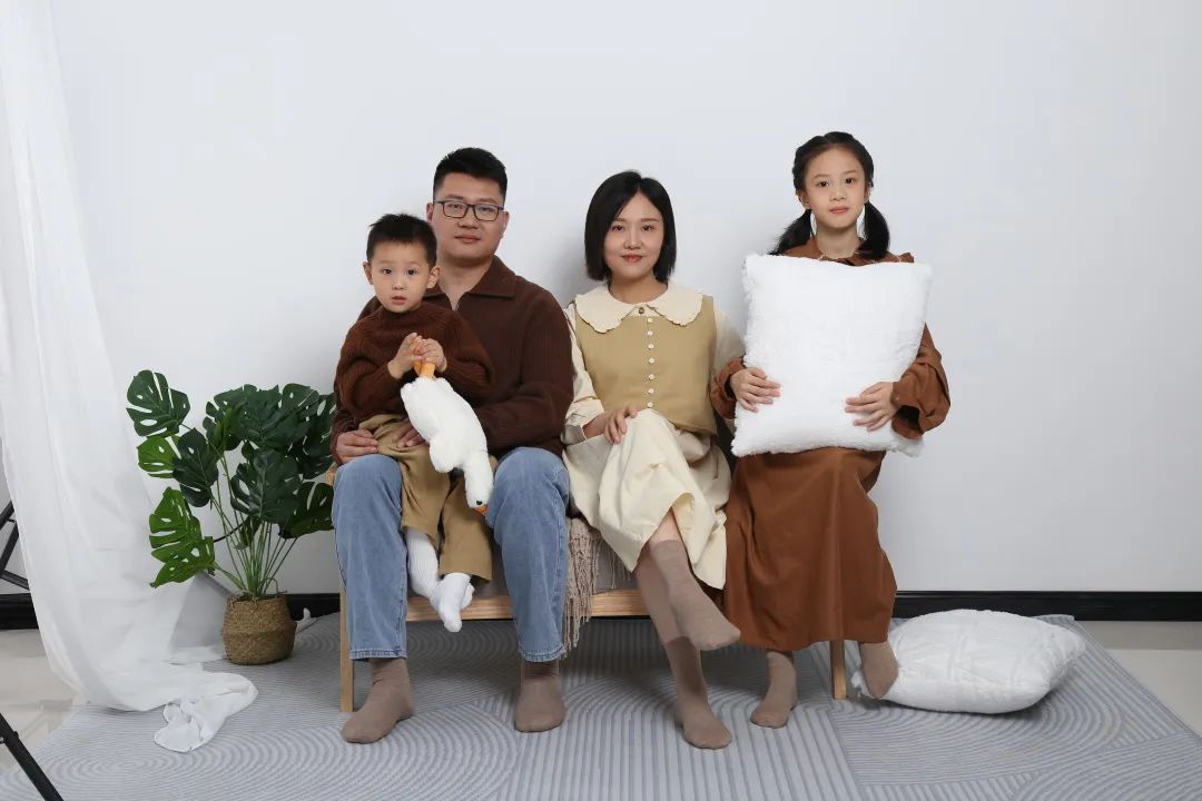 幸福四口之家一男一女,幸福四口之家图片