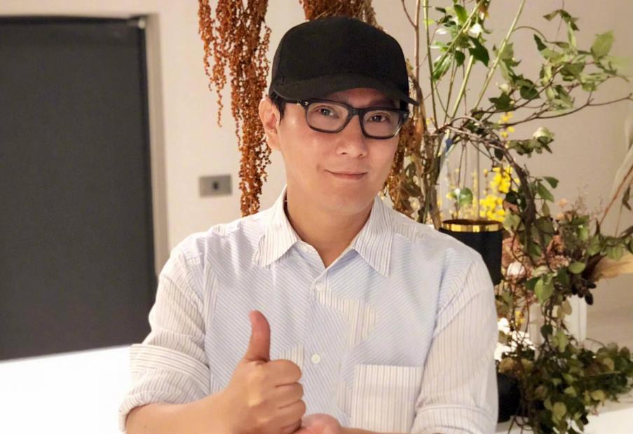 张信哲录节目面部浮肿老态明显,54岁的张信哲参加庆典的视频