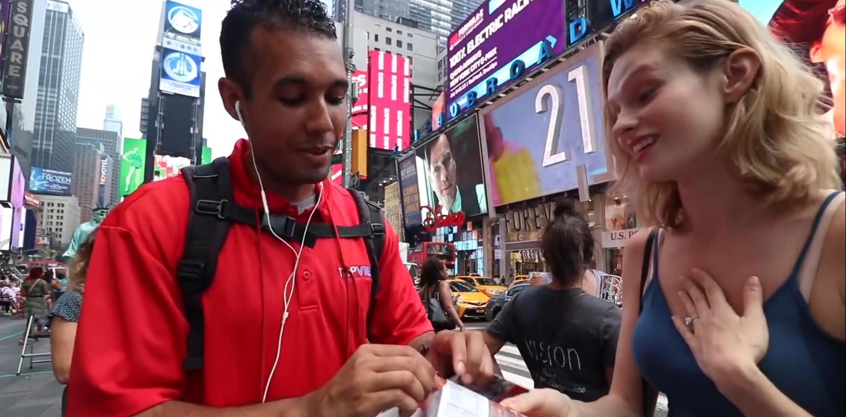 在美国街头第一次吃中国辣条,美国小伙第一次吃中国辣条