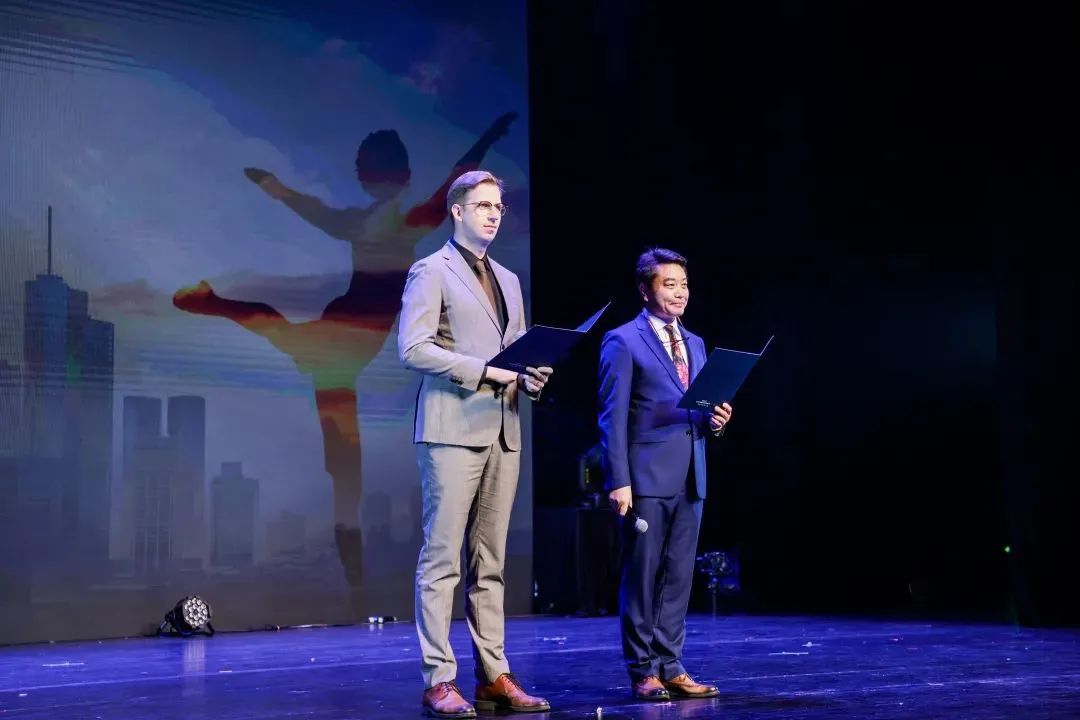 哇！这些学校的圣诞节也太“卷”了！圣诞老人、无人机都来了