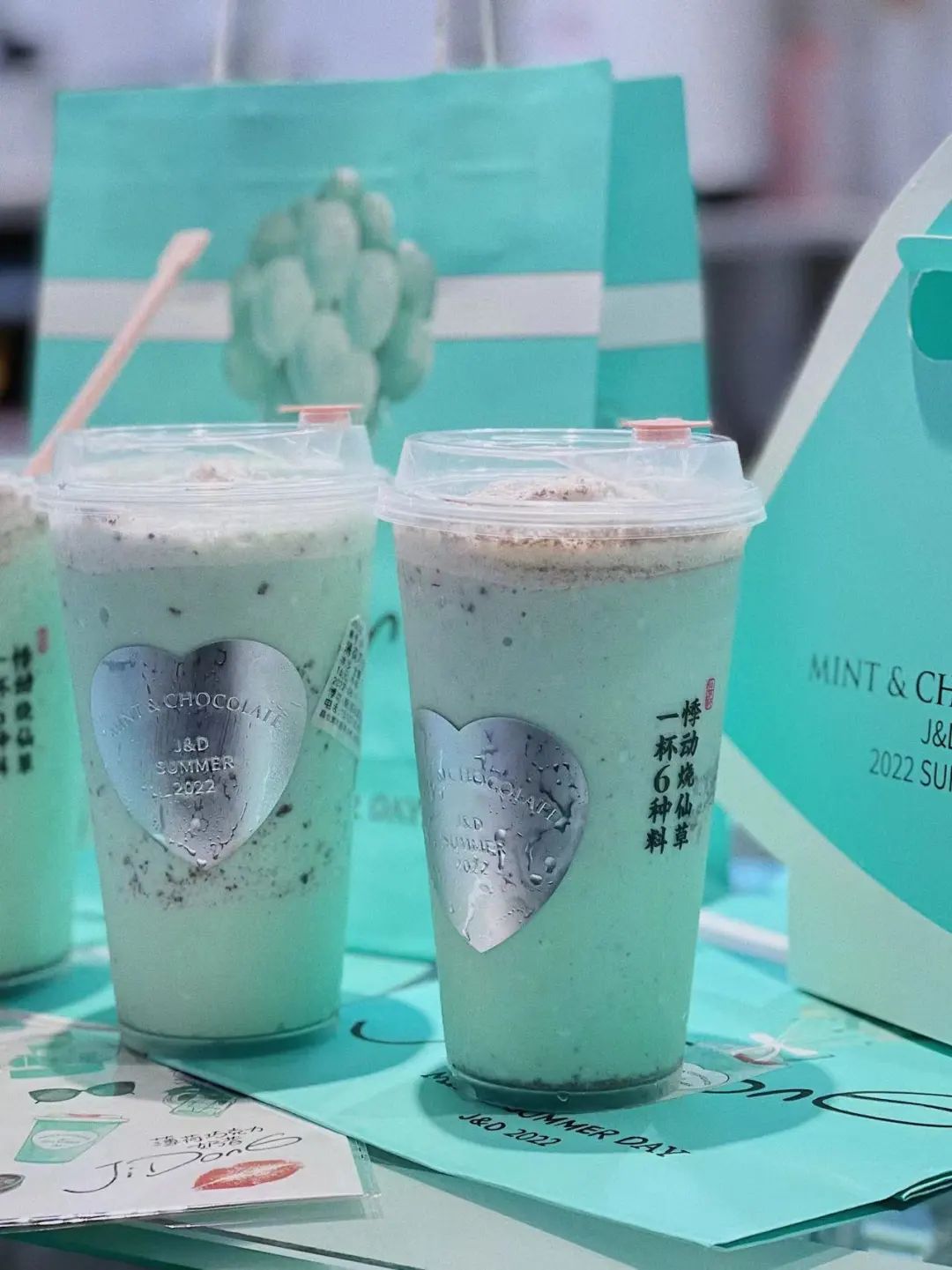 2天卖出50万杯会发光的“小苍兰香水茶”火爆抖音又一秋季爆款？