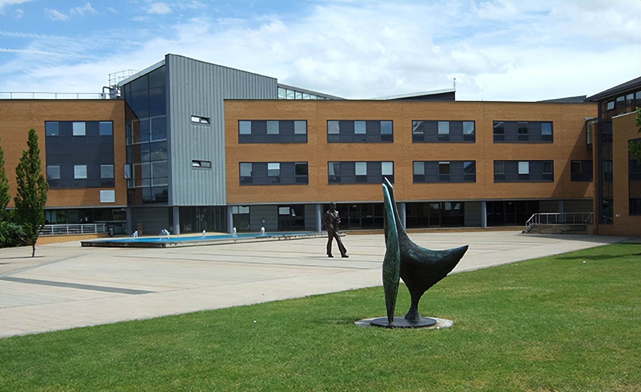 英国留学院校丨毕业生就业率超高的英国名校：萨里大学