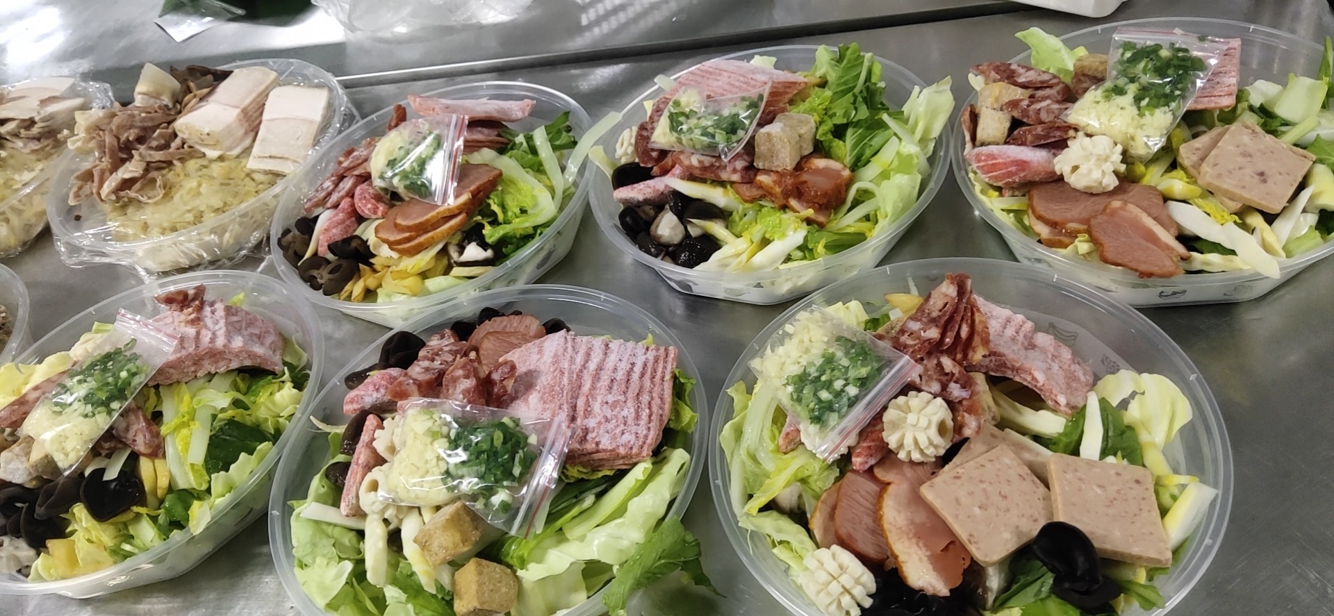 90后小伙辞职卖菜2个月赚18.5万，3个人加工生鲜半成品，忙不过来