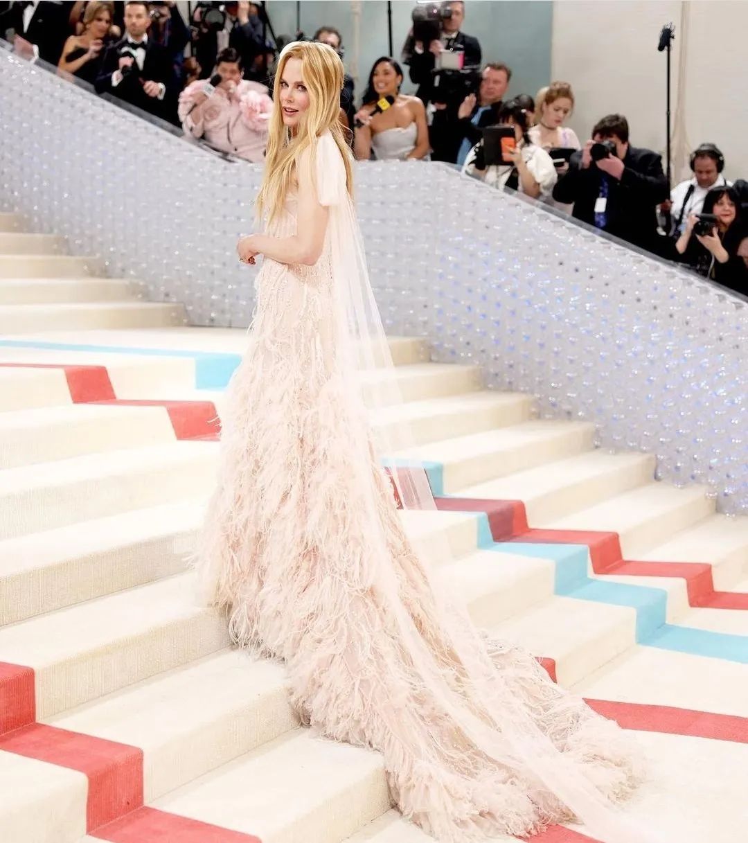 拖把头、海底生化人穿搭，美国这最受瞩目的一夜，如“群魔乱舞”