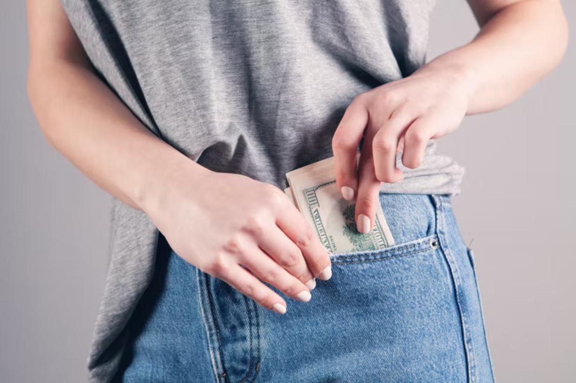 大学毕业挣不到钱,大学生自己赚钱了不舍得花