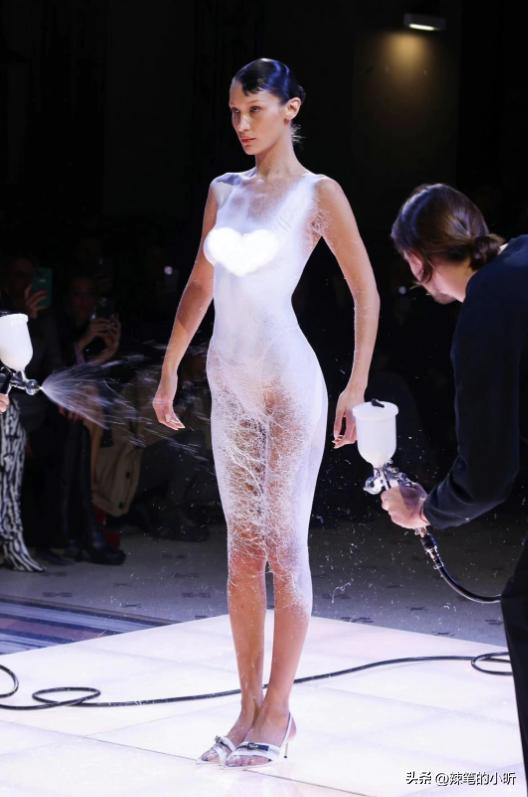 开裆裤,裸胸装,今年高奢大秀一个比一个奇葩,暴露就是时尚?