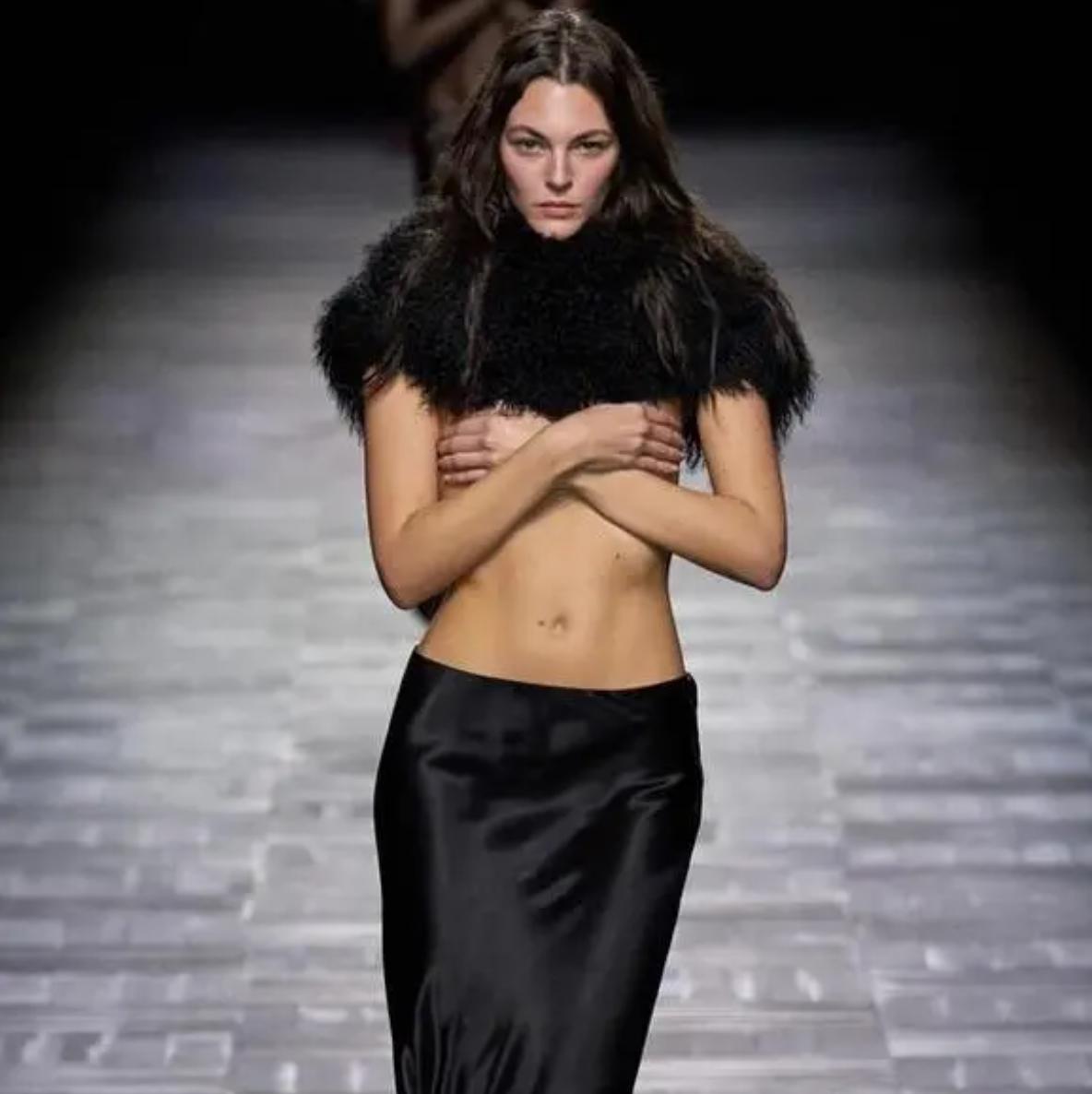 大牌时装秀，频繁暴露隐私部位，到底是追求潮流还是为了博眼球