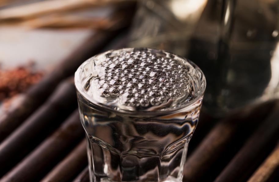 农村小伙自己酿白酒,大爷为喝好酒竟自购设备