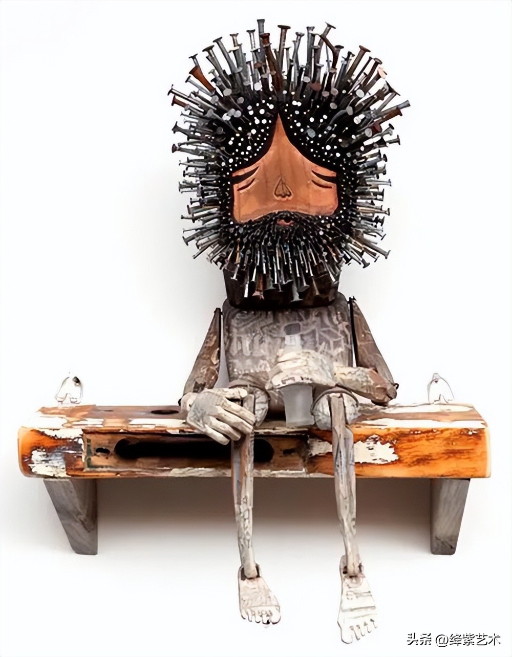 雕塑家制作雕塑的过程,他用木头做出了大象