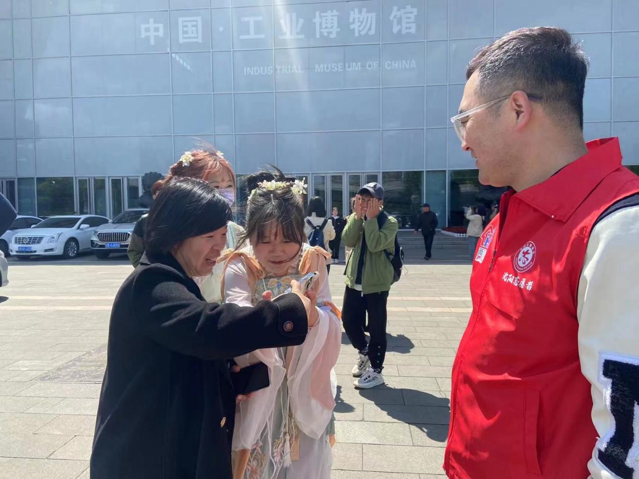 五一志愿者坚守岗位为大家服务,青年志愿者暖心服务假期山庄游客