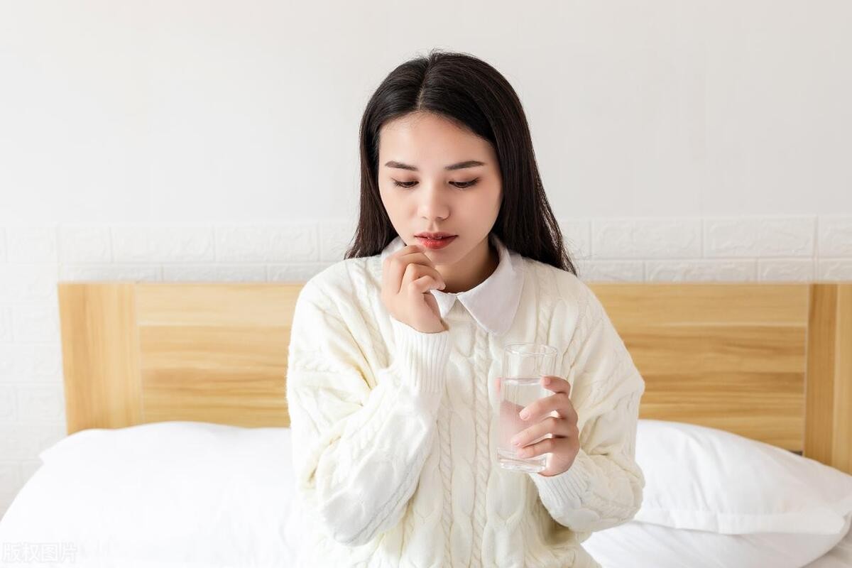 吃异维a酸手背红疹需要停药吗,异维a酸软胶囊吃后手背起红斑