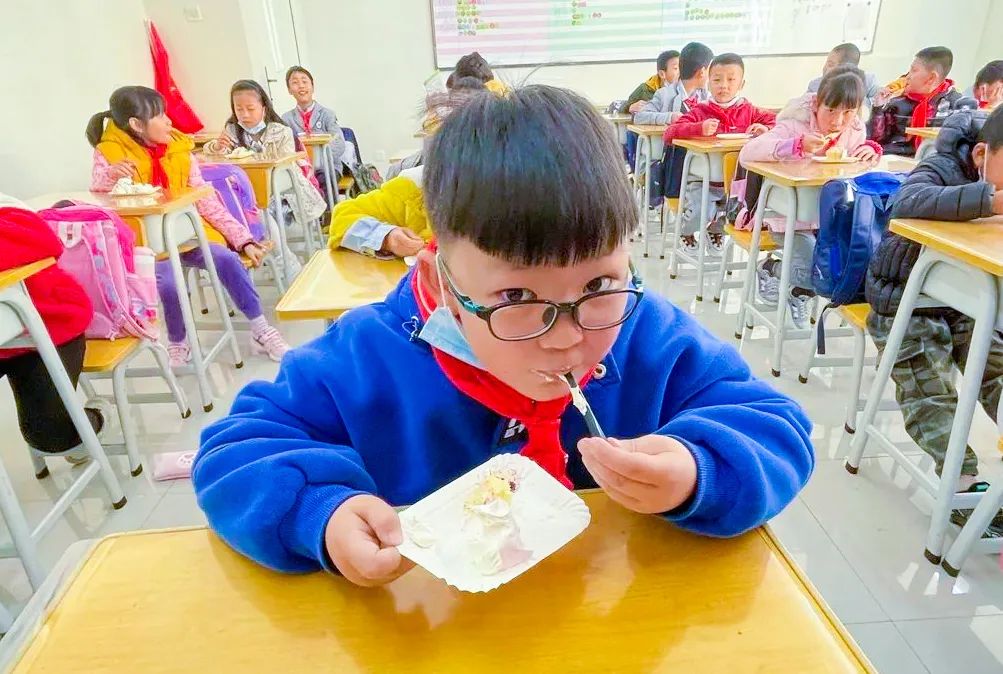 开学季校园展示打卡,开学啦冰墩墩小学生积极向上图片