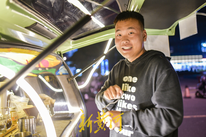 最强“后备厢”摊主！山东00后小伙开“咖啡车”漫游全国，到30个城市卖咖啡