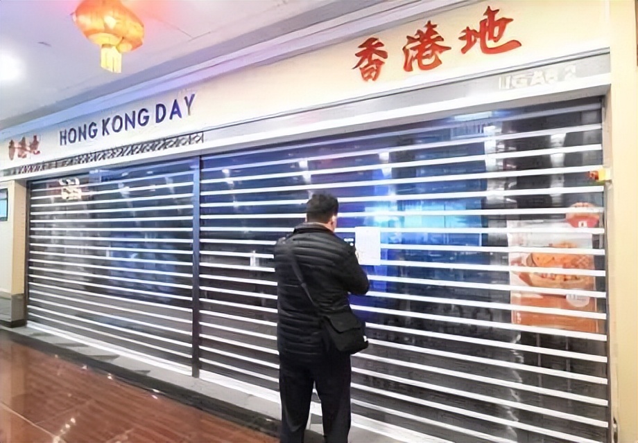 香港白领排队买“两餸饭”：放下面子吃快餐，才是最大的体面