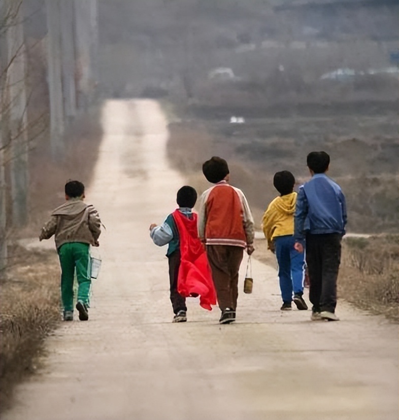 现场堆了很多芝麻。他的双手被绑着。