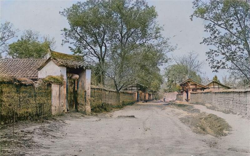 卑鄙龌龊老照片：*楼青**女子妖娆多姿，妇女露胸喂奶被孩子撕扯衣服