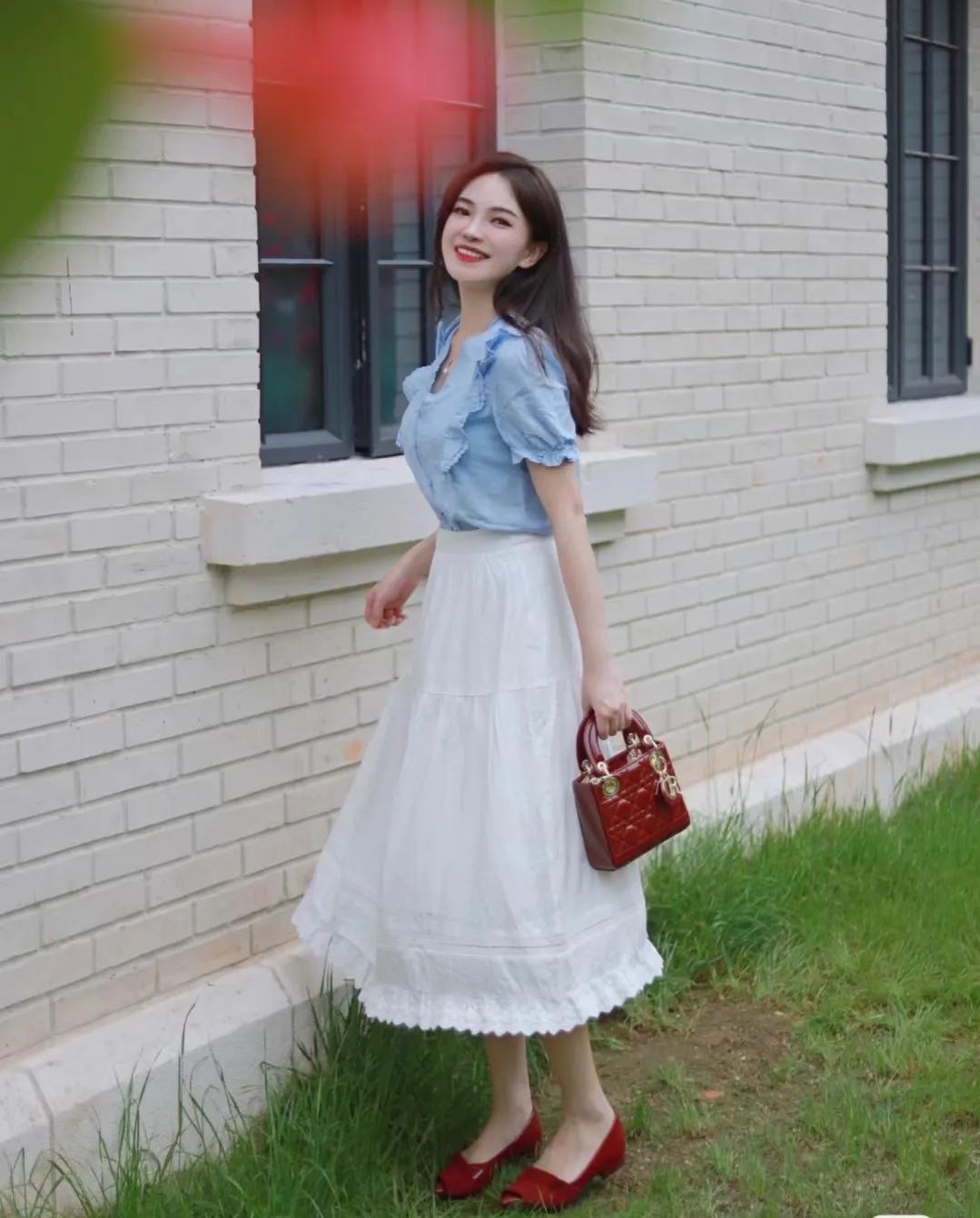衬衫半裙如何搭配优雅时髦,穿白衬衣配半裙优雅大气又温柔