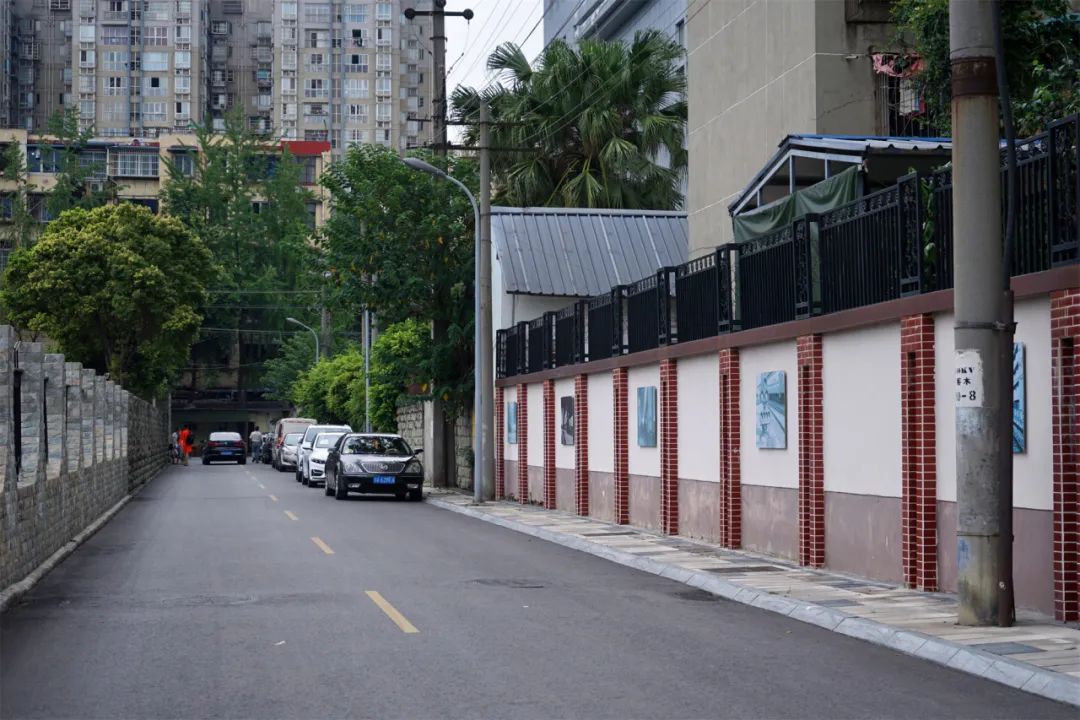 穿越五块石的百米窄巷，打开铁半城的光