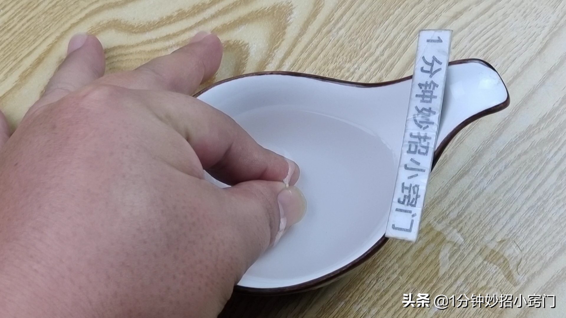 手被502胶水粘住了如何快速去除,手被502胶水粘住教你一招解除