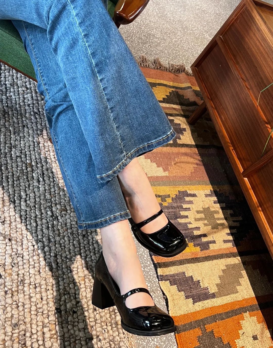 贾玲穿的鞋子品牌,贾玲今年春节穿的鞋