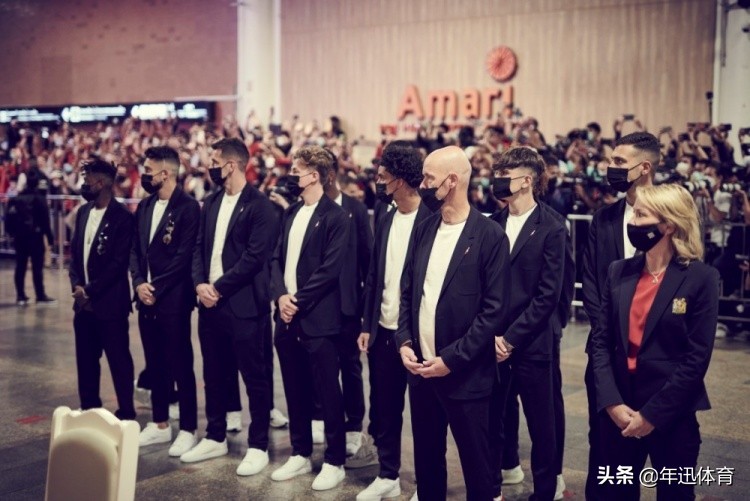 曼联众将抵达泰国，官网晒照：着装优雅，英姿飒爽