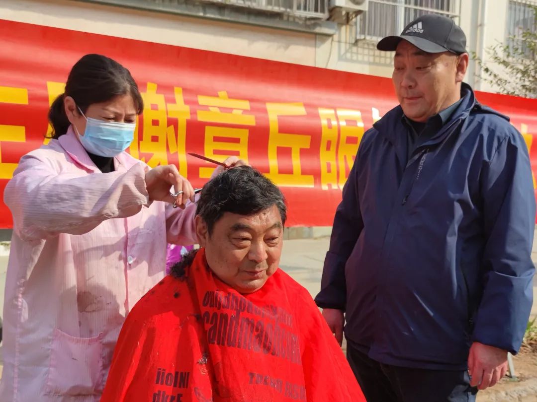 蒙阴街道新华社区:弘扬雷锋精神,服务居民群众