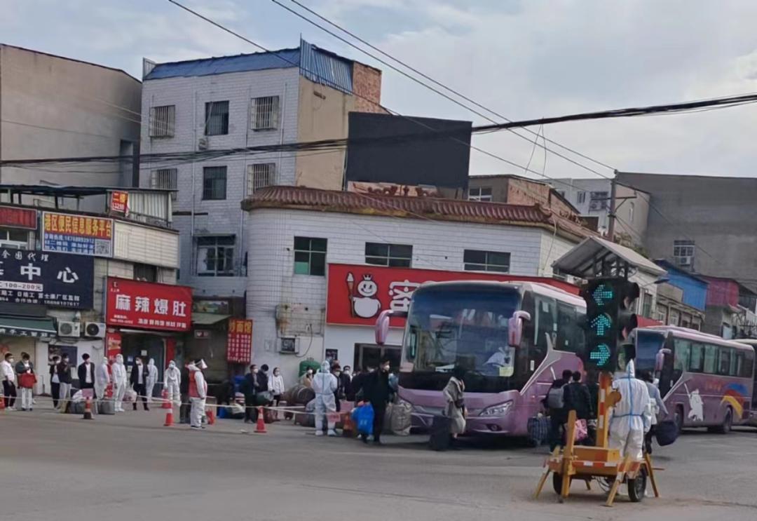 富士康员工徒步高速返乡,富士康员工“徒步返乡”前后