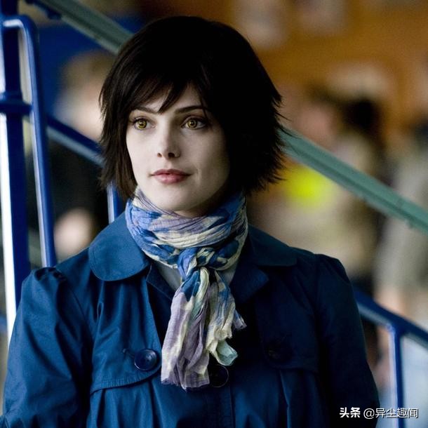 暮光之城红色卷发女孩,暮光之城女主角短发帅气