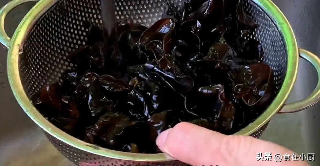 木耳怎么泡干净又快除虫卵,木耳上有很多黑点虫卵还能吃吗