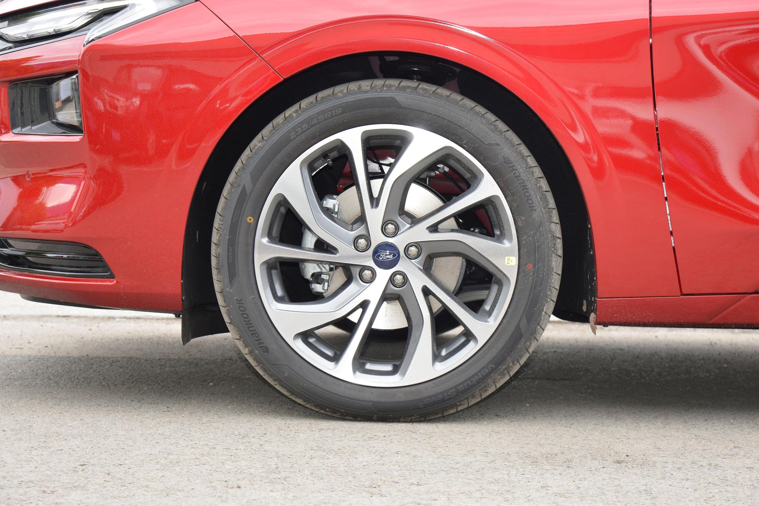 2023款福特蒙迪欧最新价格,2023款蒙迪欧1.5T豪华手机支架