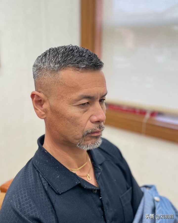 周围铲青男士发型,两边铲短发型男学生