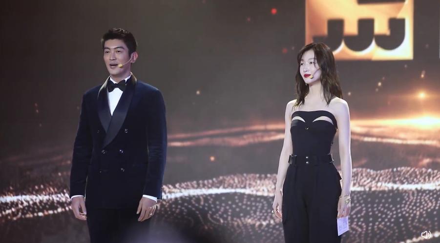 周冬雨杜江金鸡,金鸡奖周冬雨念稿子