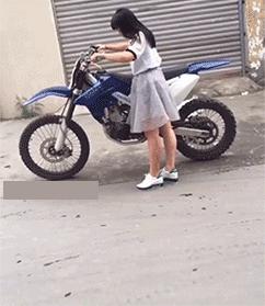 “是小蛇出了轨，还是青蛙劈了腿？”这是现实版的美杜莎？哈哈