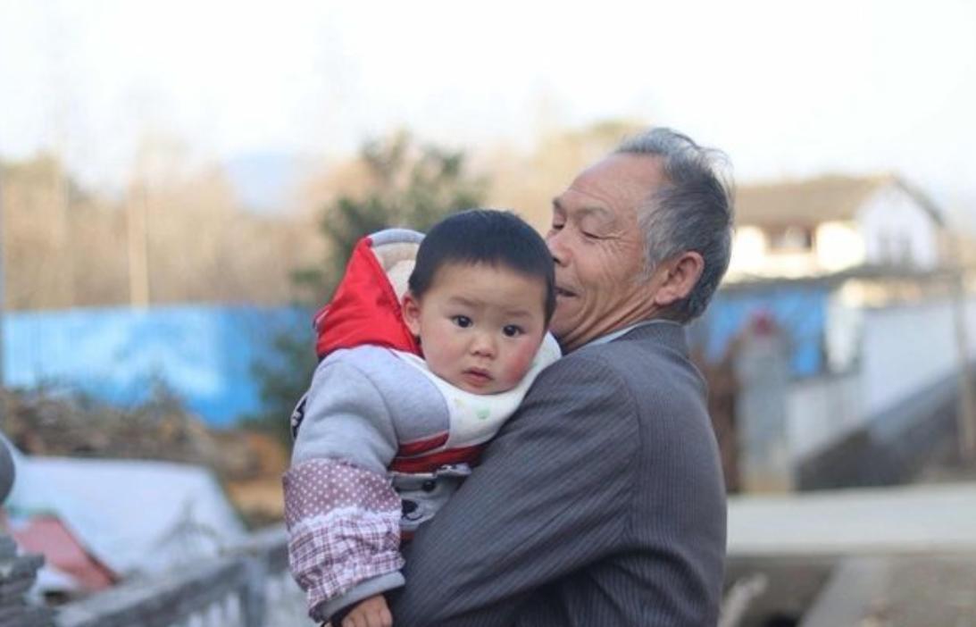 老人干涉教育孩子该怎么办,怎么跟老人沟通孩子管教问题