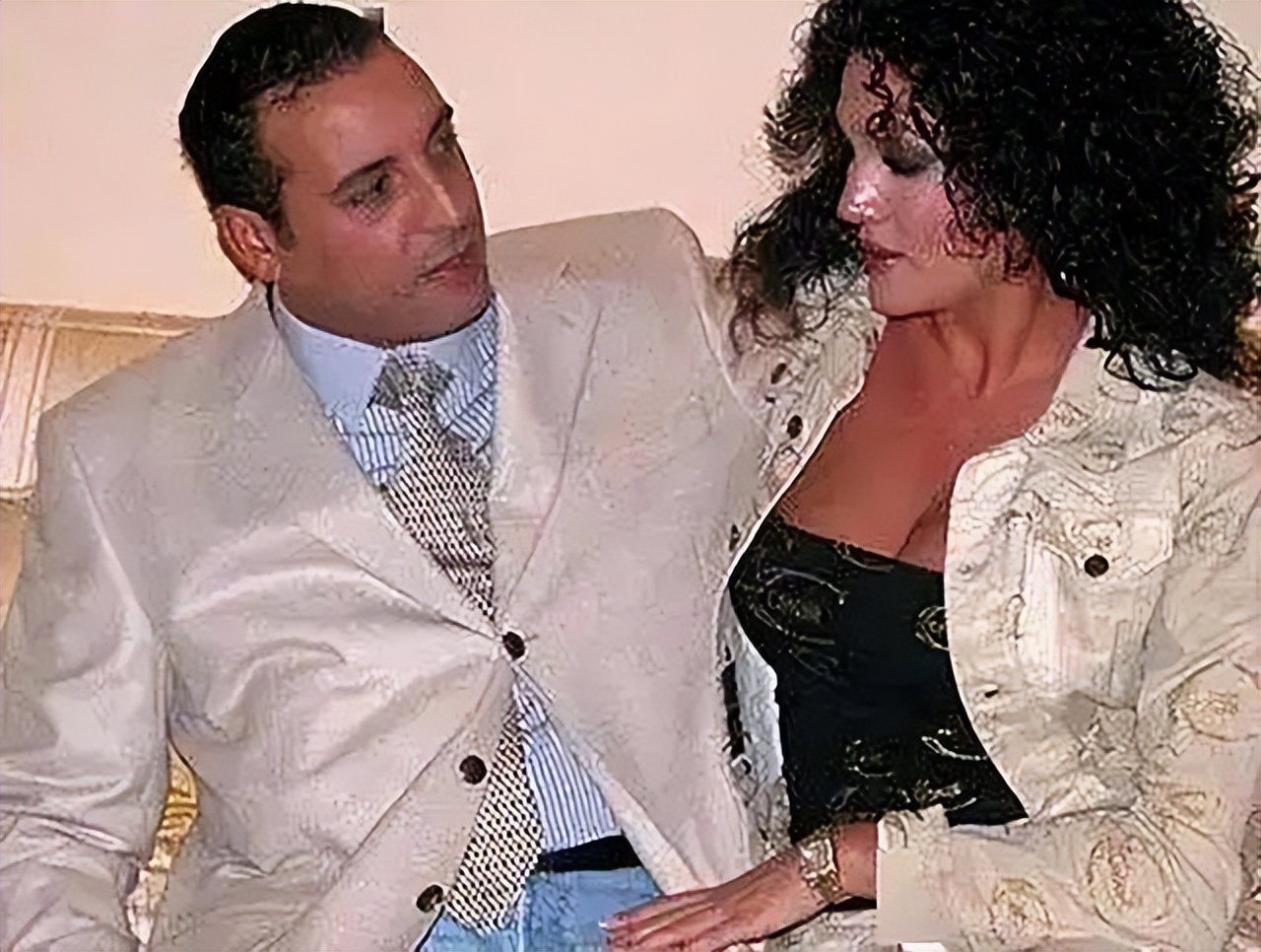 舞女曝光与卡扎菲三儿子情史：睡在一张床只接吻，其它什么也不做