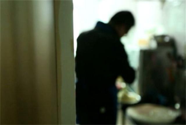 女友成植物人医生劝放弃，农村小伙呵护10多年，如今决定领养孩子