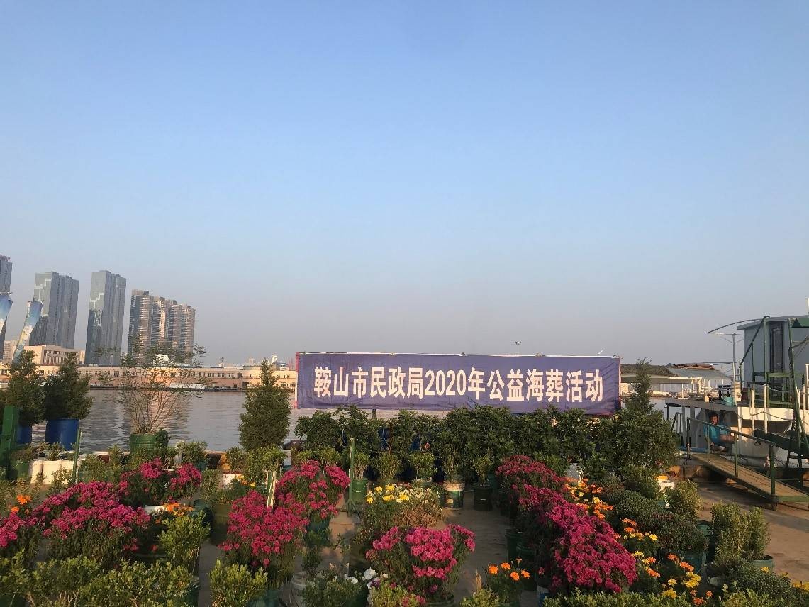 “海葬摆渡人”，被海景房开发商举报，在家属倒骨灰的桌上吃饭