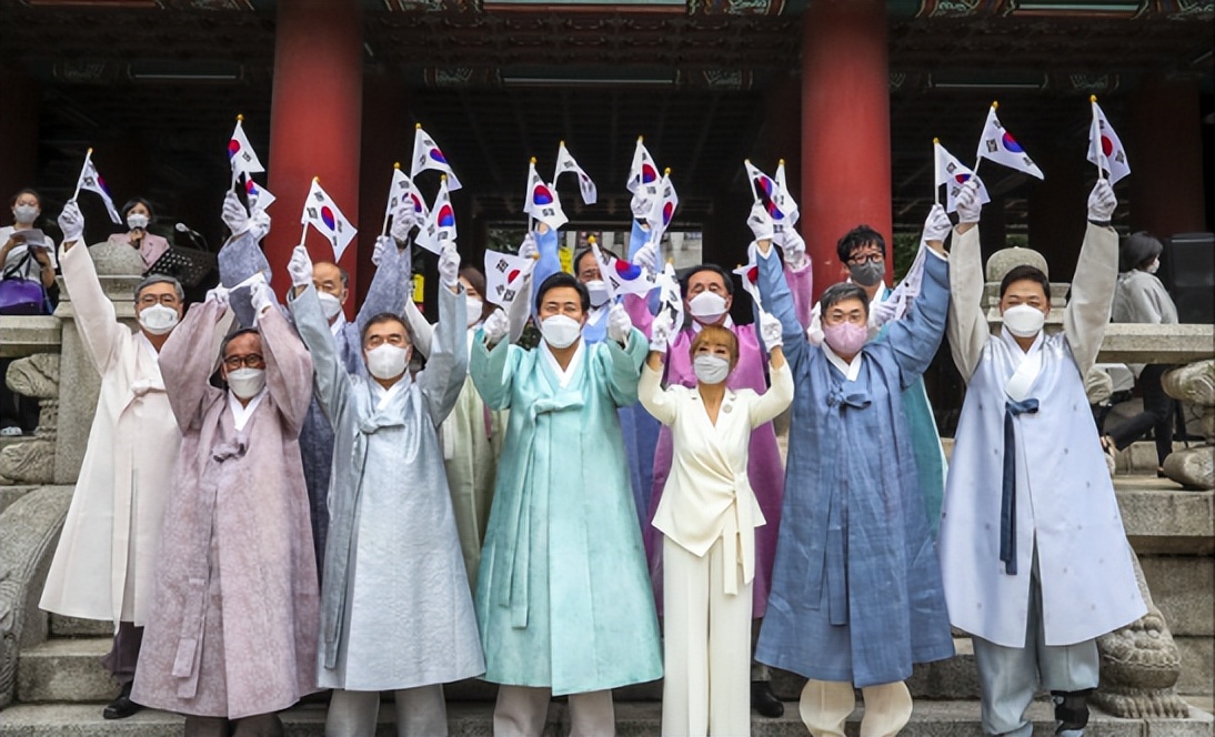 韩国民众当街表演痛打日军,韩民众街头表演痛打日军原视频