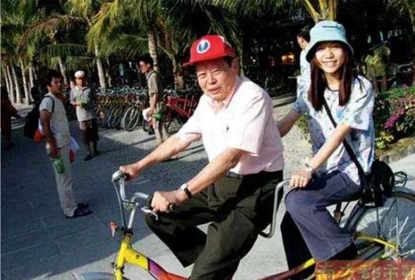 杨振宁今年100岁翁帆多少岁,翁帆不嫌弃杨振宁老年味吗