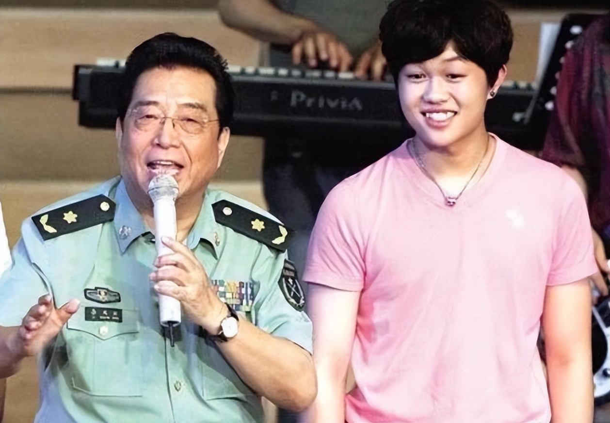 李双江与儿子李贺关系,李贺评价李天一