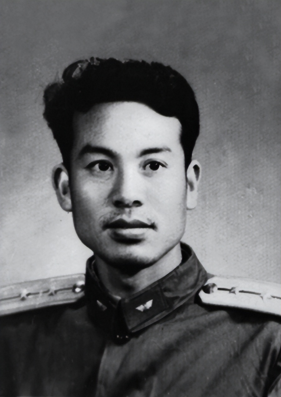 空军中尉落地台湾，看到荷枪实弹的国军包围过来，朝自己头部开枪