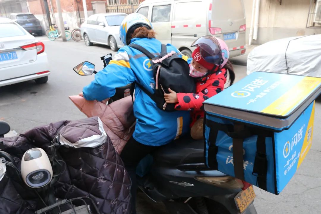 火锅店老板娘破产带着*女幼**跑闪送，每天挣够200元就回家